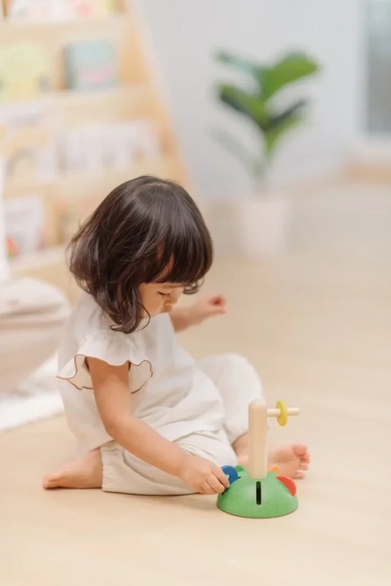 PlanToys Dřevěné horizontální navlékání kroužků
